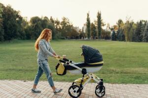 pasear-con-bebe-en-carriola.jpg