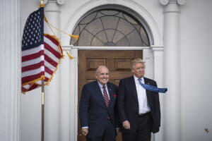 Donald Trump junto a Rudolph Giuliani en el Trump National Golf Club en Bedminster, Nueva Jersey, en 2016. 