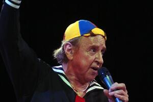 Operan de un ganglio a Carlos Villagrán