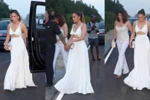 JLo complementó el look con un bolso clutch de Valentino.