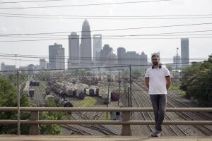 Fernando Hermida posa para una foto contra el horizonte de Charlotte, Carolina del Norte, el 26 de mayo de 2024.