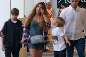 La salida a cenar de Shakira se suscita mientras en España se reporta la supuesta molestia de su ex, Gerard Piqué, por exponer a sus hijos en su nuevo video.  