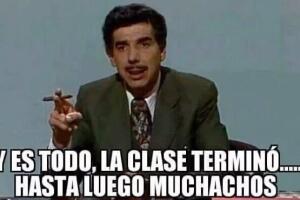 Exalumnos del 'profesor Jirafales' le riden homenaje