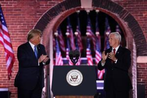 Trump se une a Pence en el escenario del Fort McHenry, Baltimore.