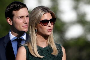Ivanka Trump y su esposo Jared Kushner, asesores y familiares del presidente Trump, cuyo futura permanencia en el equipo de la presidencia algunos ponen en duda.