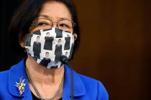 La senadora Mazi Hirono lleva una mascarilla con la figura de la fallecida magistrada Ruth Bader Gingsburg en la audiencia de confirmación de Amy Barrett para ese escaño en la Corte Suprema.