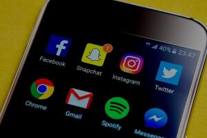 Chaperón de grupo juvenil chantajeaba a niñas para que enviaran fotos de desnudos