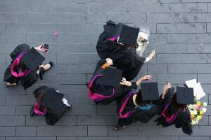 Se propone mejorar la eficiencia administrativa en las escuelas eliminando requisitos burocráticos, como el plan de responsabilidad ante el Comisionado.