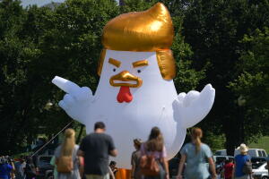 Un pollo gigante inflable aparece frente a la Casa Blanca