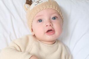 Marc Anthony y Nadia Ferreira muestral el rostro de su bebé