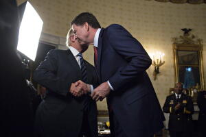Donald Trump y James Comey durante una recepción el 22 de enero en la Casa Blanca.