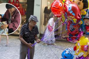 Llenó un globo con dinero como regalo para su papá salió volando en un gracioso momento.jpg