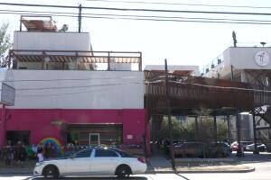 cae del balcón y muere