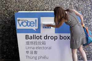 Una mujer deja su boleta de votación el 7 agosto de 2018 en Seattle durante las primarias del estado de Washington. 