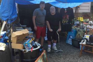 Veterano enfermo organiza ventas de garage para financiar su propio entierro