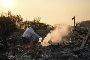 Los vientos de Santa Ana y la sequía prolongada en el sur de California aumentan el riesgo de incendios y empeoran la calidad del aire, afectando a millones de personas.