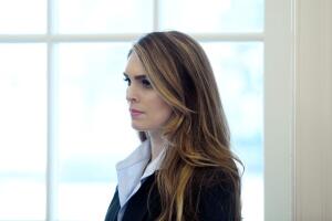 La ex directora de comunicaciones de la Casa Blanca, Hope Hicks, durante una reunión del Presidente Trump en la Oficina Oval de la Casa Blanca, el 9 de febrero de 2018 en Washington, DC.