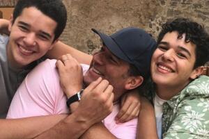 Eduardo Santamarina y sus hijos gemelos