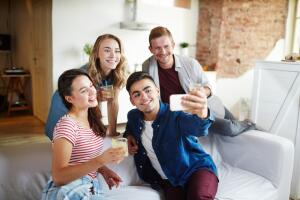 amigos-parejas-reunion-selfie.jpg