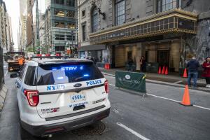 Tras semanas de tensión y largas filas, la presencia de inmigrantes cerca del Hotel Roosevelt en Nueva York se redujo.