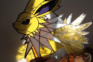 Jolteon artesanal, hecho en vidrio
