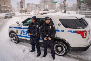 Agentes del NYPD resultan heridos tras ataque con bolas de nieve en Washington Square Park.