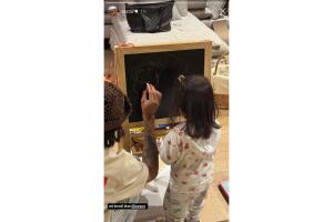 Inti aparece pintando.