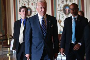 El vicepresidente Joseph Biden (centro) llega a una reunión junto a su jefe de gabinete Bruce Reed (izquierda) el 22 de junio del 2011 en el Capitolio.