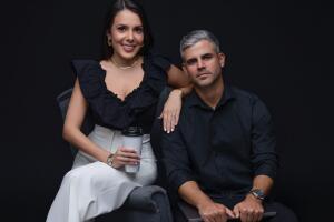 La pareja venezolana demuestra que la innovación también surge desde la experiencia humana y el deseo de ayudar a otros a prosperar.