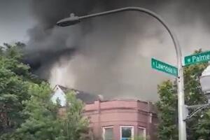 El incendio provocado afectó también a una casa vecina, dejando a dos adultos hospitalizados por inhalación de humo.