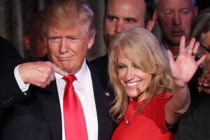 Trump junto a Kelly Conway