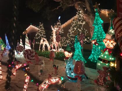 <b>The Sleepy Hollow Christmas Lights Extravaganza</b> es un paseo de luces gratuito con miles bombillas y espectaculares decorados que forman parte de la lista de puntos a visitar en Los Ángeles más cerca de lo que imaginas.