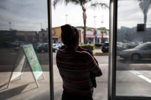 Migrante espera su cita en una corte.