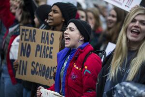 Decenas de estudiantes protestan frente a la Casa Blanca para pedir control de armas