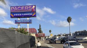 Clubes de striptease pueden operar en San Diego pese al coronavirus, dijo un juez 