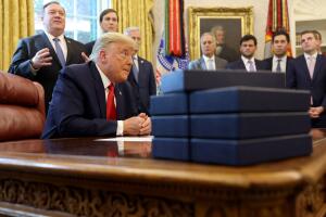 El presidente Donald Trump conversa con reporteros el 23 de octubre del 2020 en la Oficina Oval.