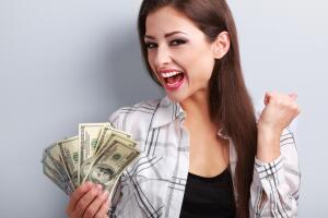 Mujer sosteniendo dinero
