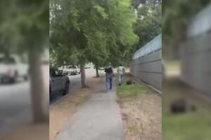 Inmigrante es arrestado por un agente federal en una redada en California.