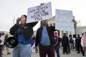 Manifestantes antiaborto se manifiestan frente a la Corte Suprema, el martes 26 de marzo de 2024, en Washington.