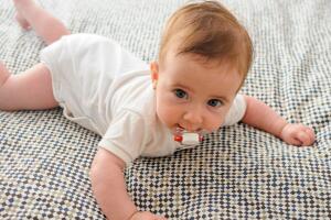 bebe_con_chupon (1).jpg