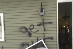 Robo y racismo sufrió familia negra en Delano, California