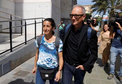 Finalmente, la acusada tuvo miedo de que descrubrieran el cuerpo y decidió desenterrarlo. Como ya las autoridades la vigilaban, vieron cómo sacó un bulto de la finca familiar donde había escondido el cadáver. Posteriormente, los agentes la pararon cuando iba en el auto y pudieron comprobar al abrir la cajuela que dicho bulto era el cuerpo del niño de 8 años. En la imagen, la madre de Gabriel Cruz, Patricia Ramírez, este martes, a su llegada al juicio.