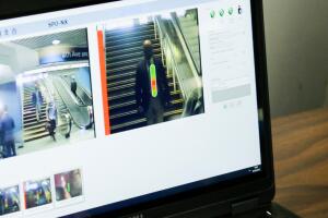 En otros modelos de esta tecnología se puede observar una barra de color que advierte sobre el elemento oculto.