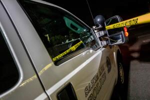 Madre arrestada tras fatal apuñalamiento de su hijo en hotel de Santa Ana: lo que se sabe del caso