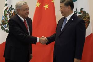 El presidente de México, Andrés Manuel López Obrador, se reúne con su homólogo chino, Xi Jinping, en el Foro de Cooperación Económica Asia-Pacífico para discutir temas de cooperación económica y destacar la importancia de fortalecer los lazos entre ambos países.