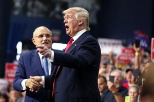 El exalcalde de Nueva York Rudy Giuliani dice que Trump es un "genio"  que supo aprovecharse del sistema tributario.