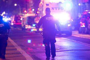abaten hombre armado oficiales brooklyn nueva york
