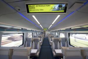 El servicio ofrece WiFi Starlink de cortesía, tomas de corriente, USB y variedad de alimentos y bebidas para comprar. 