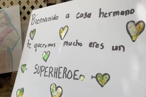 Mensajes en pancartas de bienvenida