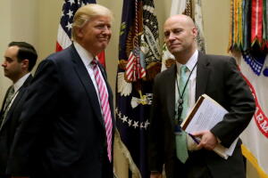 El presidente Donald Trump junto a Marc Short, asesor de Asuntos Legislativos de la Casa Blanca